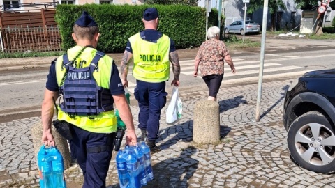 Kujawsko-pomorscy policjanci pomgają poszkodowanym w powodzi/fot. KWP Bydgoszcz