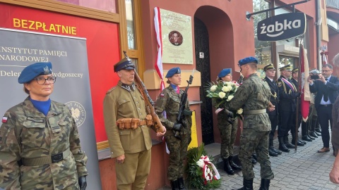 Tablicę poświęconą generałowi Stanisławowi Grzmot-Skotnickiemu odsłonięto na kamienicy przy ul. Gdańskiej 42 w Bydgoszczy/fot. Izabela Langner