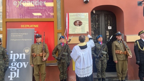 Tablicę poświęconą generałowi Stanisławowi Grzmot-Skotnickiemu odsłonięto na kamienicy przy ul. Gdańskiej 42 w Bydgoszczy/fot. Izabela Langner