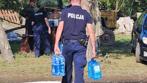 Kujawsko-pomorscy policjanci pomagają mieszkańcom zalanych terenów/fot. KWP w Bydgoszczy