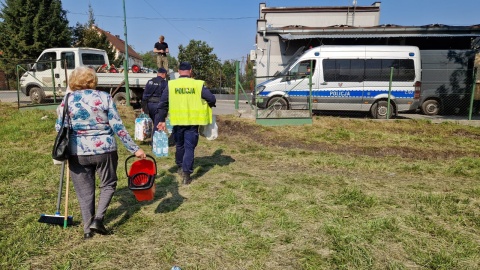 Kujawsko-pomorscy policjanci pomagają mieszkańcom zalanych terenów/fot. KWP w Bydgoszczy