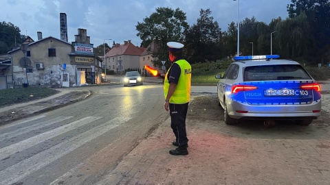 Kujawsko-pomorscy policjanci pomagają mieszkańcom zalanych terenów/fot. KWP w Bydgoszczy