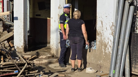 Kujawsko-pomorscy policjanci pomagają mieszkańcom zalanych terenów/fot. KWP w Bydgoszczy