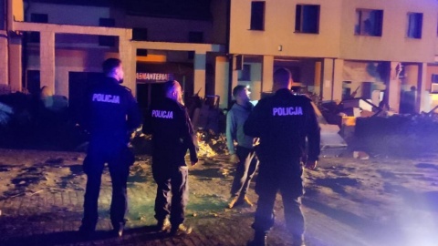 Kujawsko-pomorscy policjanci pomagają mieszkańcom zalanych terenów/fot. KWP w Bydgoszczy