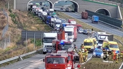 Auto uderzyło w bariery i dachowało. Kolizja w Niewieścinie/fot. nadesłane