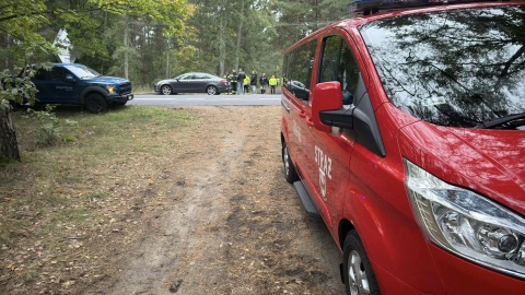 Auto wylądowało na drzewie, a kierowca zniknął. Służby szukały go przez wiele godzin/fot. OSP Solec Kujawski/Facebook