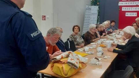 „Świadomy Senior” – pod takim hasłem odbywała się prelekcja dla starszych osób z Sicienka/fot. materiały policji