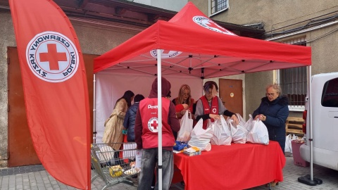 W Światowym Dniu Walki z Głodem bydgoski PCK częstuje potrzebujących ciepłą zupą i przekazuje dary/fot. Agata Raczek