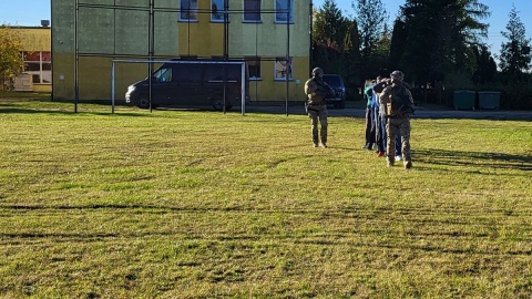 Ćwiczenia służb na wypadek zagrożenia atakiem terrorystycznym. Miejsce akcji: Zespół Szkół Ponadpodstawowych w Sępólnie Krajeńskim/fot. KPP Sępólno Krajeńskie