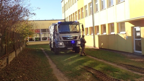 Ćwiczenia służb na wypadek zagrożenia atakiem terrorystycznym. Miejsce akcji: Zespół Szkół Ponadpodstawowych w Sępólnie Krajeńskim/fot. KPP Sępólno Krajeńskie