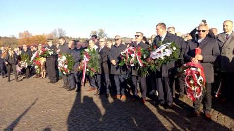 We Włocławku, szosą po zaporze wiślanej, przeszła procesja pod szklany krzyż - pomnik księdza Jerzego/fot. Marek Ledwosiński