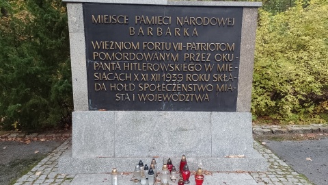 Na grobach pierwszych ofiar II wojny światowej zapłonęły dziś znicze, także na toruńskiej Barbarce, gdzie od października do grudnia 1939 r. Niemcy zamordowali co najmniej 600 mieszkańców - przedstawicieli inteligencji, elit politycznych i gospodarczych/fot. Michał Zaręba