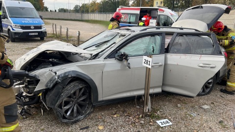 Trzy osoby trafiły do szpitala po uderzeniu auta w betonowe ogrodzenie/fot. Komenda Miejska Państwowej Straży Pożarnej w Grudziądzu/Facebook