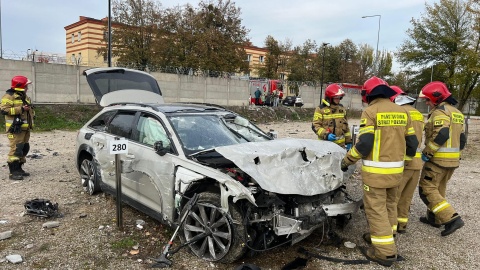 Trzy osoby trafiły do szpitala po uderzeniu auta w betonowe ogrodzenie/fot. Komenda Miejska Państwowej Straży Pożarnej w Grudziądzu/Facebook