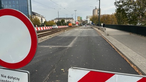 Drogowcy zamknęli dla samochodów osobowych wschodnią jezdnię mostu Bernradyńskiego, ruch w obie strony odbywa się jezdnią znajdującą się przy stacji benzynowej. Most Bernardyński został zamknięty dla autobusów/fot. Tomasz Kaźmierski