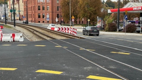 Drogowcy zamknęli dla samochodów osobowych wschodnią jezdnię mostu Bernradyńskiego, ruch w obie strony odbywa się jezdnią znajdującą się przy stacji benzynowej. Most Bernardyński został zamknięty dla autobusów/fot. Tomasz Kaźmierski