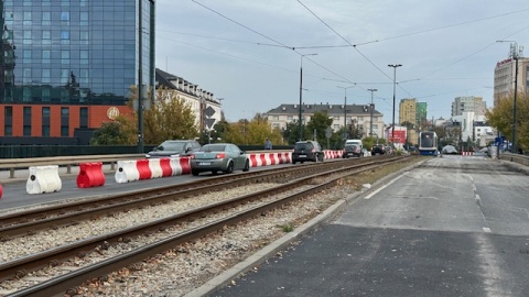 Drogowcy zamknęli dla samochodów osobowych wschodnią jezdnię mostu Bernradyńskiego, ruch w obie strony odbywa się jezdnią znajdującą się przy stacji benzynowej. Most Bernardyński został zamknięty dla autobusów/fot. Tomasz Kaźmierski