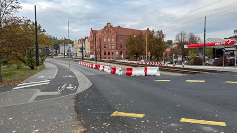 Drogowcy zamknęli dla samochodów osobowych wschodnią jezdnię mostu Bernradyńskiego, ruch w obie strony odbywa się jezdnią znajdującą się przy stacji benzynowej. Most Bernardyński został zamknięty dla autobusów/fot. Tomasz Kaźmierski