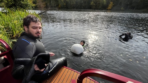 Studenci sprawdzali działanie robota działanie w najgłębszym basenie w Europie Deepspot w Mszczonowie pod Warszawą/fot. Michał Rosiak