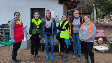 Mimo ogromnych strat i trudności, mieszkańcy nie poddają się i z determinacją przystępują do odbudowy. Duży udział w tym mają kobiety - bohaterki reportażu Michała Zaręby/fot. nadesłane