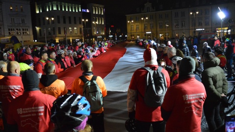 Moment rozwijania flagi Polski/fot. Patryk Głowacki