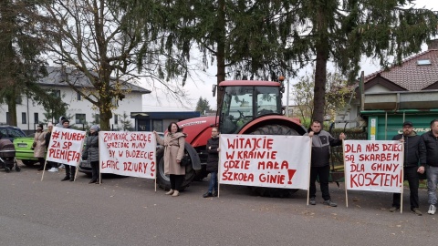 Kilka godzin trwał protest rodziców dzieci z gminy Gruta w powiecie grudziądzkim. Mają tam zostać zamknięte trzy szkoły: w Słupie, Plemiętach i Boguszewie/fot. Marcin Dolińskie