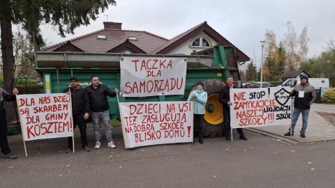 Kilka godzin trwał protest rodziców dzieci z gminy Gruta w powiecie grudziądzkim. Mają tam zostać zamknięte trzy szkoły: w Słupie, Plemiętach i Boguszewie/fot. Marcin Dolińskie