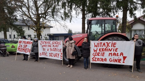 Kilka godzin trwał protest rodziców dzieci z gminy Gruta w powiecie grudziądzkim. Mają tam zostać zamknięte trzy szkoły: w Słupie, Plemiętach i Boguszewie/fot. Marcin Dolińskie