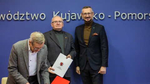 W Urzędzie Marszałkowskim podpisano umowy na dofinansowanie dla związków pszczelarskich/fot. Andrzej Goiński, UMWK-P