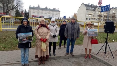 „STOP BUDOWIE ŚMIETNIKA LIDLA W Gietrzwałdzie" - przed sklepem tej sieci w Toruniu protestują przedstawiciele Konfederacji Korony Polskiej/fot. Michał Zaręba