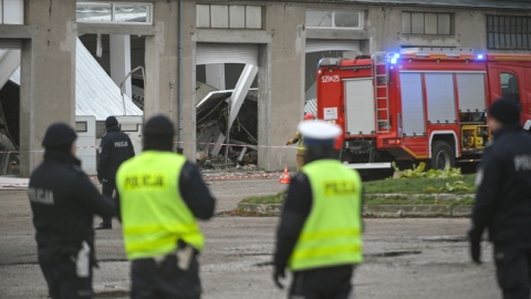 Dach hali kontroli pojazdów w Mławie zawalił się w środę około godz. 11.00/fot. Marcin Obara, PAP