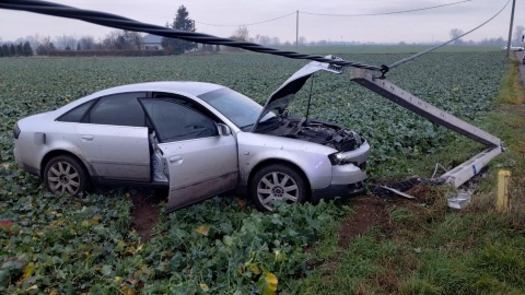 Kierowca audi stracił panowanie nad autem i uderzył w słup/fot. Policja