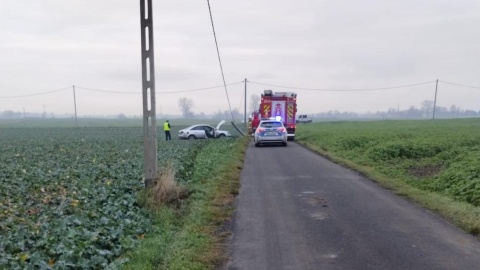 Kierowca audi stracił panowanie nad autem i uderzył w słup/fot. Policja