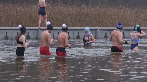 Liczy się gorące serce W Wierzchucinku morsują dla potrzebujących dzieci [wideo, galeria]