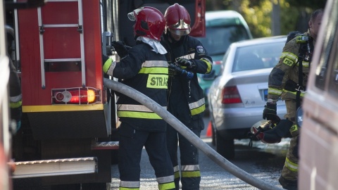 Pożar przy ul. Antczaka w Toruniu. Osiem osób, w tym sześcioro dzieci, trafiło do szpitala