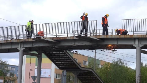 Zaczęli od schodów i barierek. Kładka na bydgoskich Wyżynach do rozbiórki [wideo, zdjęcia]