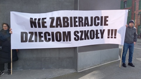 Rodzice w obronie Niepublicznej Szkoły Podstawowej nr 1 w Bydgoszczy [wideo, galeria]