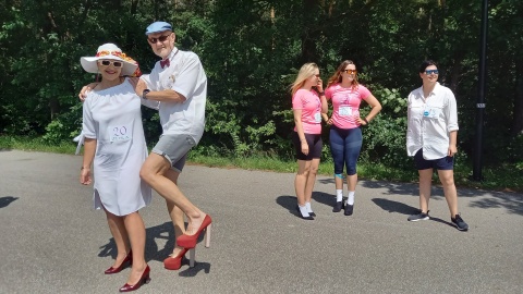 Kilkanaście centymetrów nad ziemią Panie i panowie na szpilkach - charytatywnie [wideo, zdjęcia]