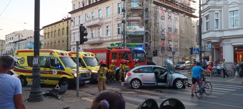 Zderzenie dwóch samochodów w centrum Bydgoszczy. Dwie osoby są ranne [zdjęcia]