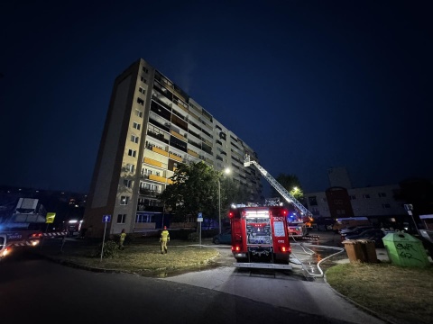 Pożar na jedenastym piętrze bloku we Włocławku. Wszyscy mieszkańcy ewakuowani