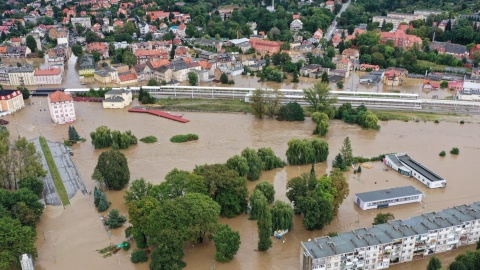 Trudna sytuacja szpitala w Nysie. Pacjenci są ewakuowani na pontonach i łodziach