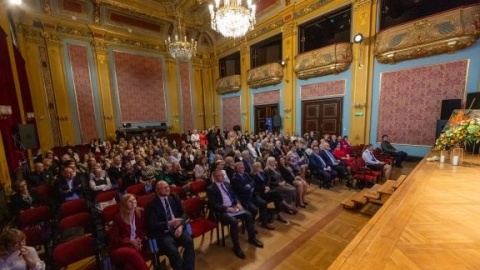 Nauczyciele i dyrektorzy z regionu nagrodzeni w Toruniu. Dla nich praca to pasja