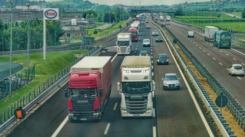 Rośnie sieć dróg płatnych w Polsce. Kierowcy ciężarówek i autobusów muszą sięgnąć do kieszeni