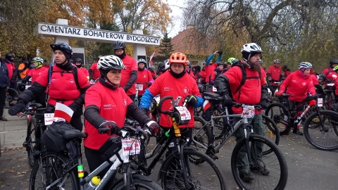 Na rowerach odwiedzają miejsca pamięci narodowej. To nie jest zwykła wycieczka [zdjęcia, wideo]