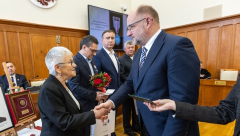 Marszałek wręcza nagrody i odznaki, radni przyjmują nową nazwę dla szpitala w Świeciu