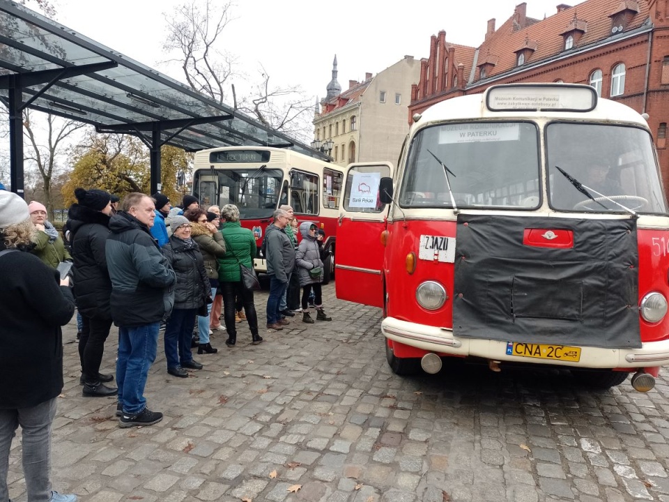 Autobusy jeżdżą po Toruniu od stu lat! Sentymentalna podróż „ogórkiem” na jubileusz [wideo]