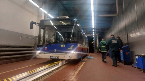 Inspektorzy z regionu weszli do kujawsko-pomorskich firm transportowych, by sprawdzić stan pojazdów. Skontrolowano 60 autobusów/fot. Sława Skibińska-Dmitruk