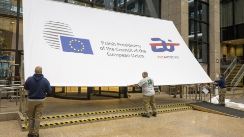 Logo polskiej prezydencji zawisło na budynku Rady Unii Europejskiej w Brukseli/fot. PAP/Wiktor Dąbkowski