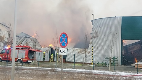 Ponad 150 godzin ciężkiej walki z ogniem. Strażacy ugasili pożar hali firmy Neupack Polska