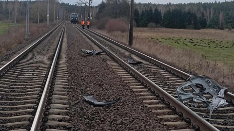 Samochód wjechał pod lokomotywę na przejeździe w Dobromierzu/fot. OSP Nowa Wieś Wielka/Facebook